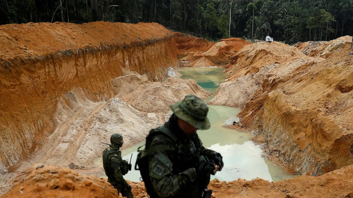 Zerstörte Natur: Sicherheitskräfte patrouillieren vor einer illegalen Mine im brasilianischen Bundesstaat Para.