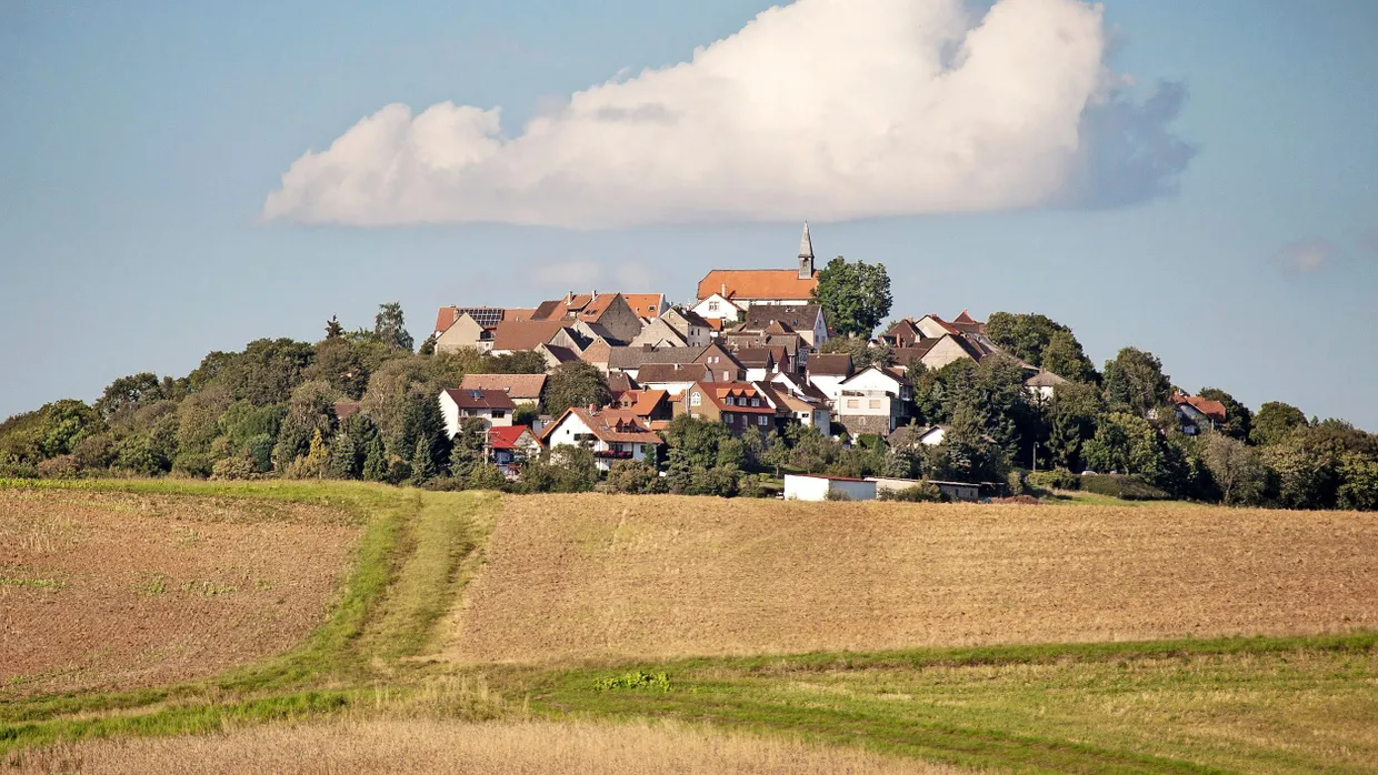 Blick auf die Ortschaft Stornfels, gelegen auf einem erodierten Vulkanschlot des Vogelsbergs
