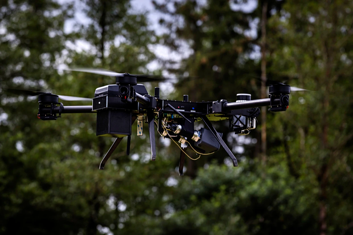 Davon braucht es mehr: Abwehrdrohnen (hier Typ Argus Interception), die angreifende Drohnen mit einem Netz einfangen