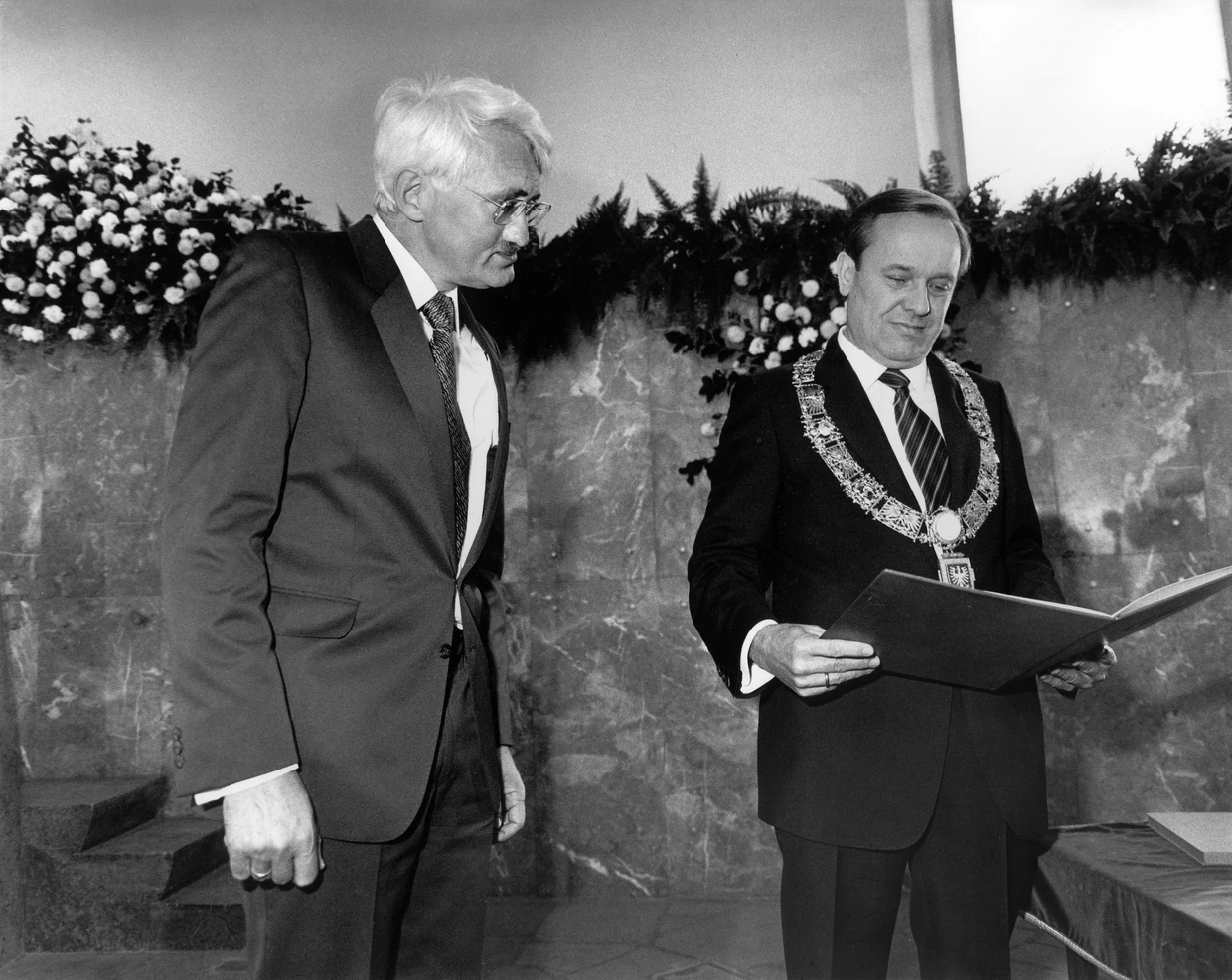 Die Stadt Frankfurt erkannte, dass der Ortsgeist in ihm lebte: Jürgen Habermas und Oberbürgermeister Walter Wallmann am 11. September 1980 bei der Verleihung des Adorno-Preises in der Paulskirche.