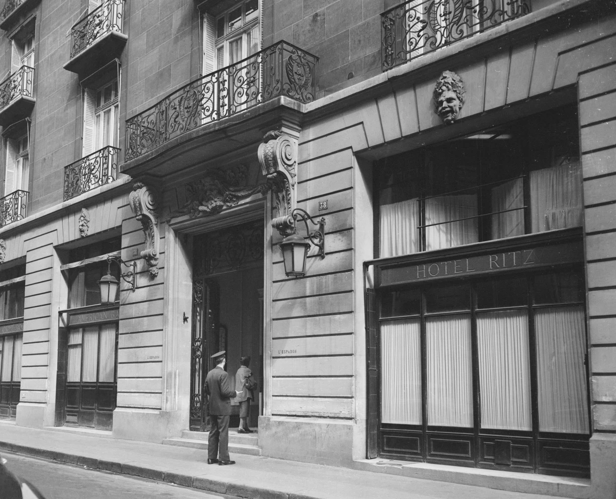  Außenansicht des „Ritz Bar“