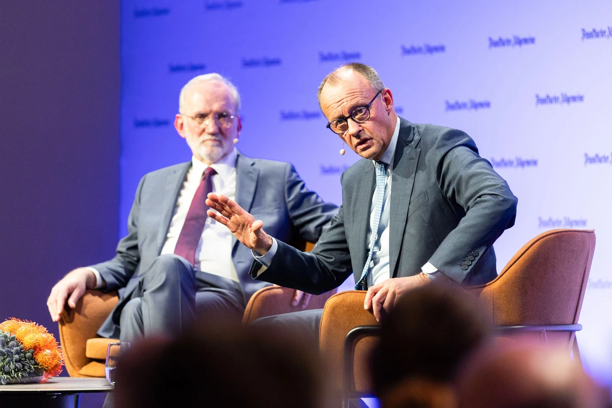 Bundeskanzler Friedrich Merz und F.A.Z.- Herausgeber Berthold Kohler