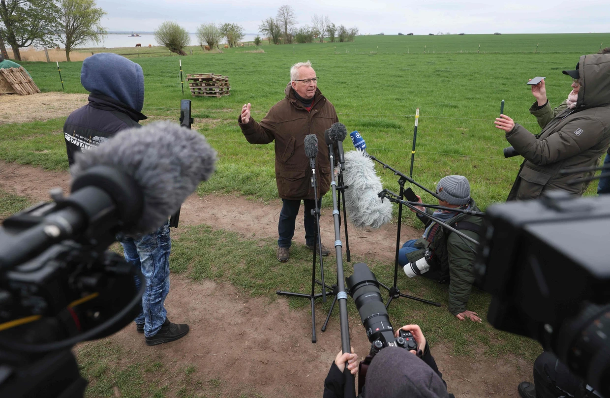 Till Backhaus berichtet auf der Insel Poel am 19. April über die Rettungsversuche.