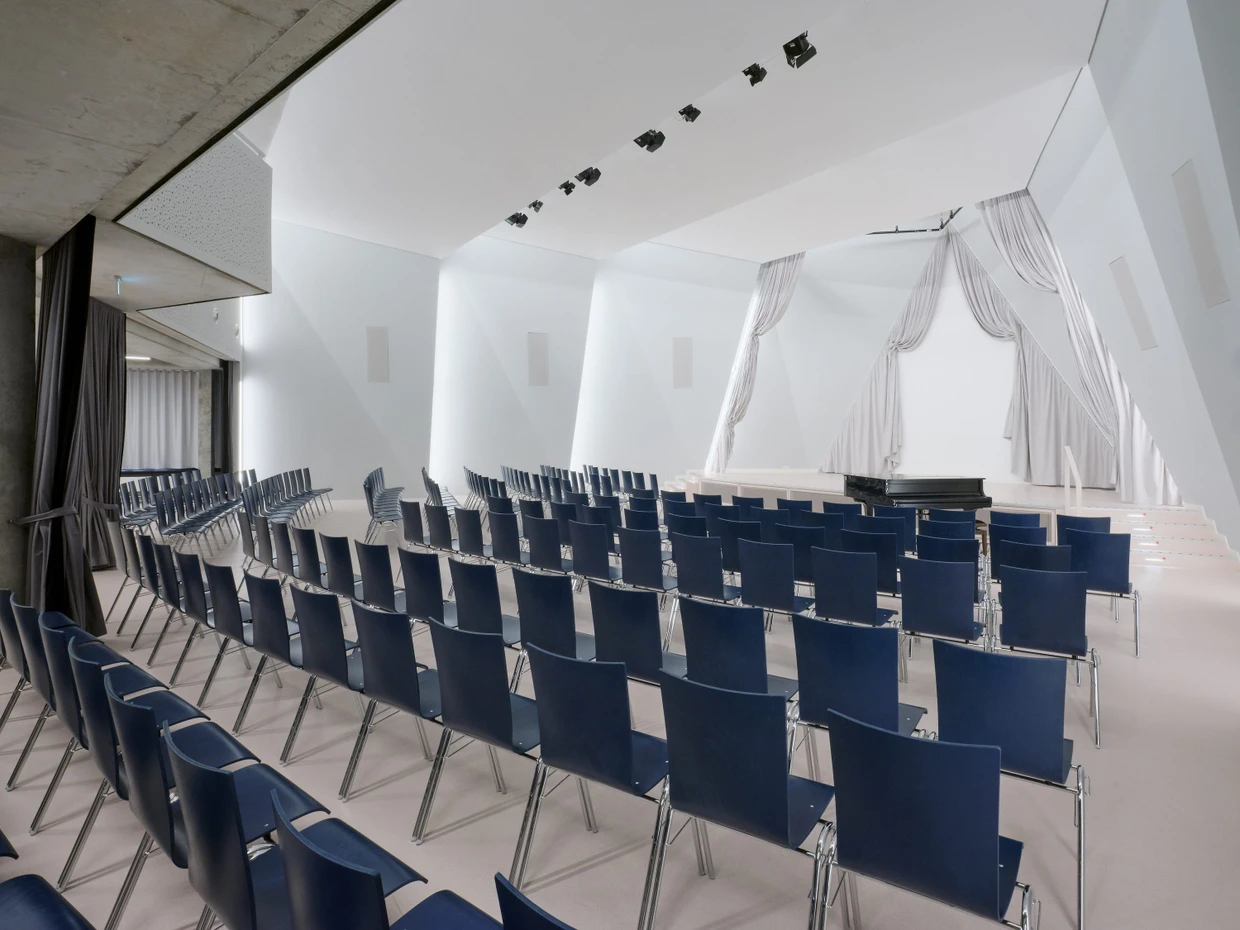 Weißraum: Die Aula verströmt eine fast sakrale Atmosphäre.