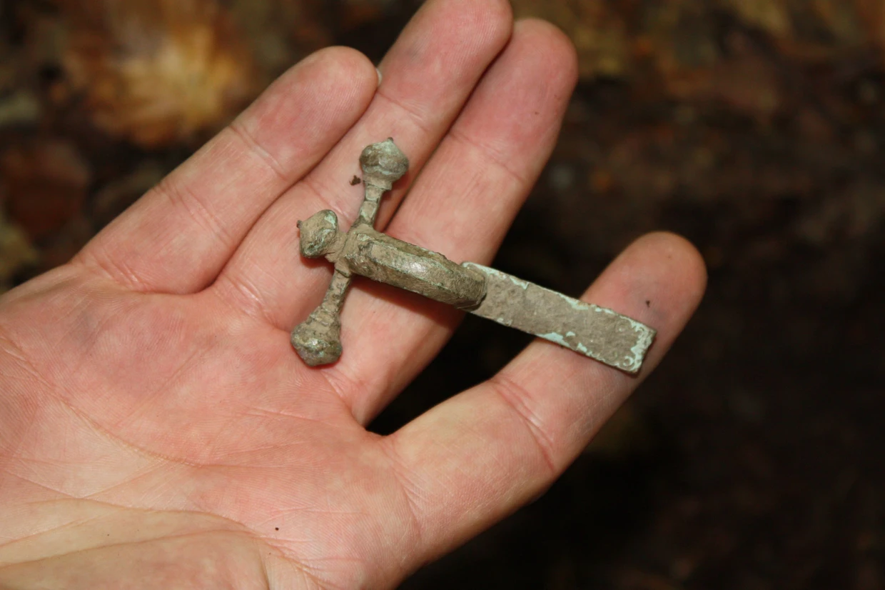 Diese sogenannte Zwiebelkopffibel aus römischer Zeit wurde von der Polizei auf eBay gefunden. Es handelt sich um eine Raubgrabung.