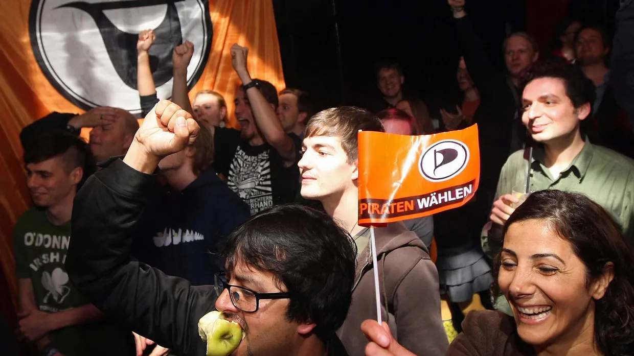 Mit Fahne und Apfel: Wahlparty der Berliner Piraten