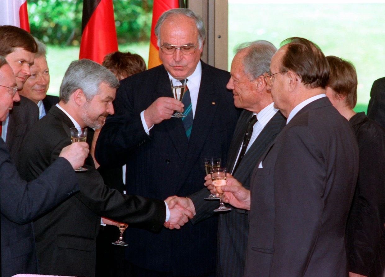 Der damalige polnische Ministerpräsident Krzystof Bielecki, Helmut Kohl, Willy Brandt und Hans Dietrich Genscher 1991 in Bonn, nachdem sie den Vertrag „über gute Nachbarschaft und freundschaftliche Zusammenarbeit“ unterzeichnet haben.
