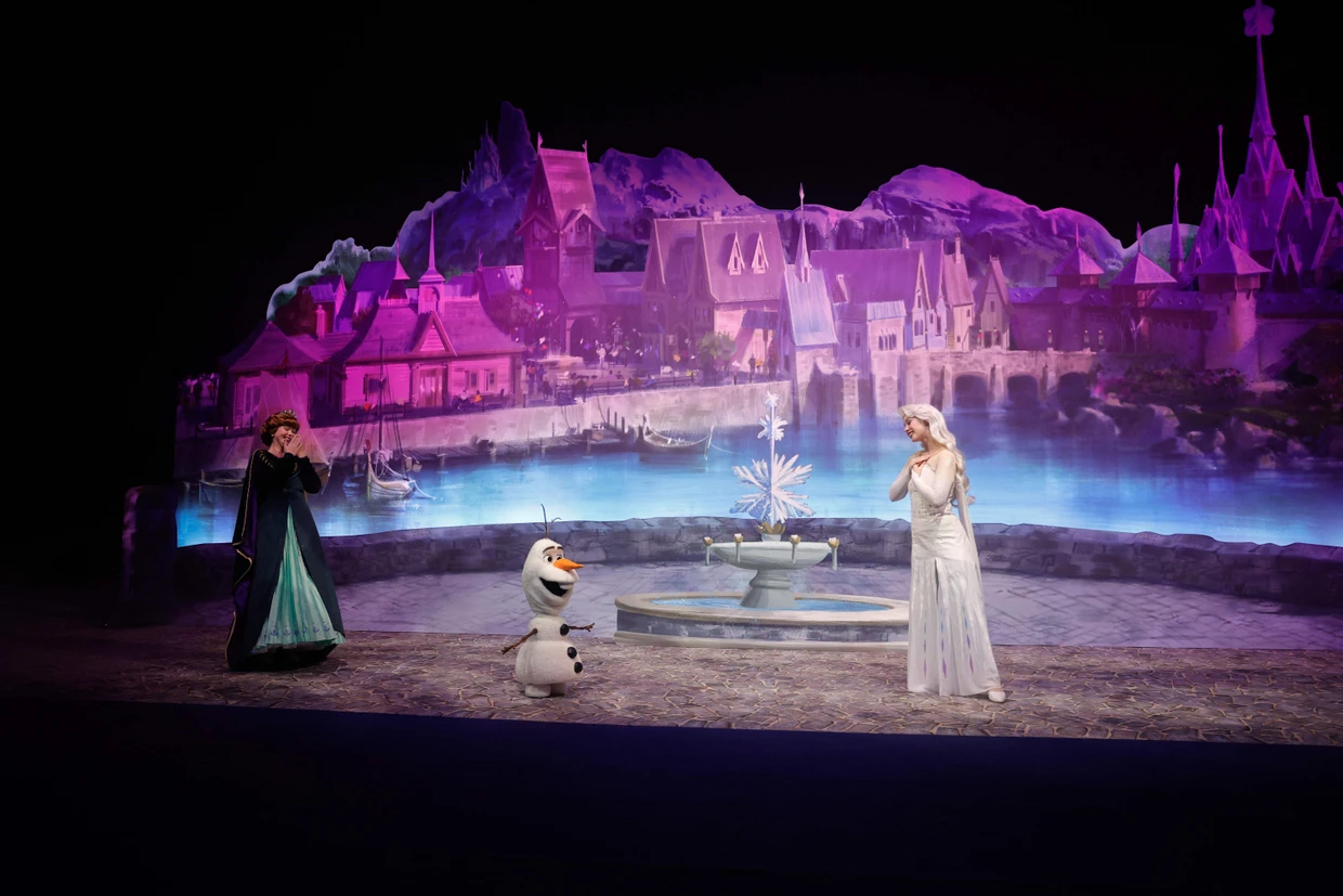 The actresses' characters Elsa and Anna appeared with robots, which were supposed to depict the snowman Olaf in imaginary life size.