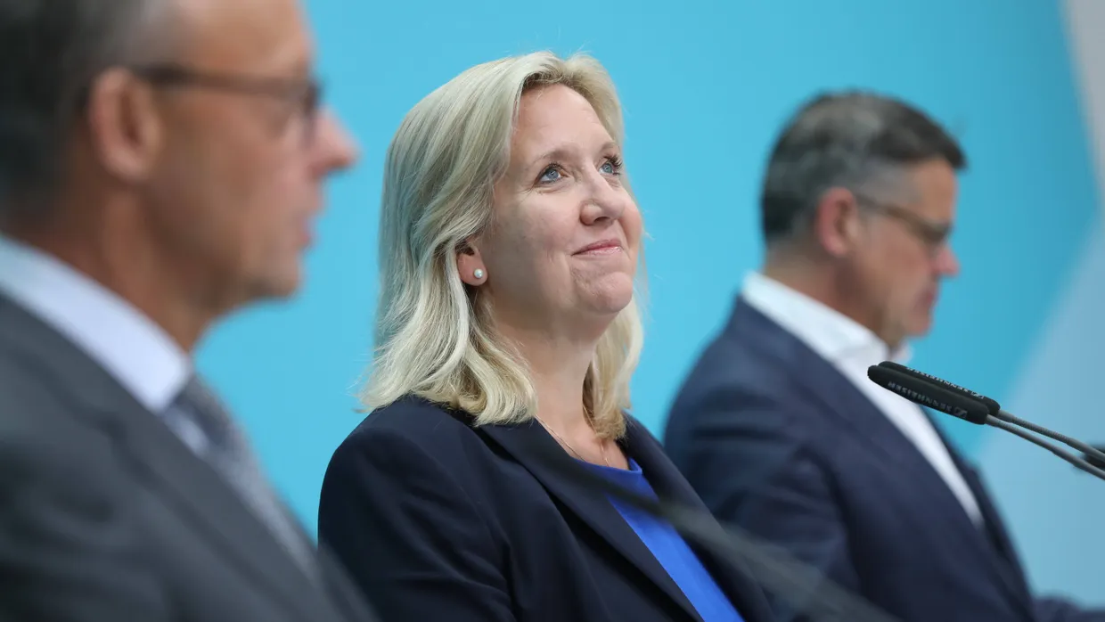 Zwischen zwei Männern: Ines Claus, Fraktionsvorsitzende der hessischen CDU, nach der Landtagswahl im Oktober 2023 mit ihrem Bundesvorsitzenden Friedrich Merz (l.) und ihrem Landesvorsitzenden Boris Rhein in Berlin