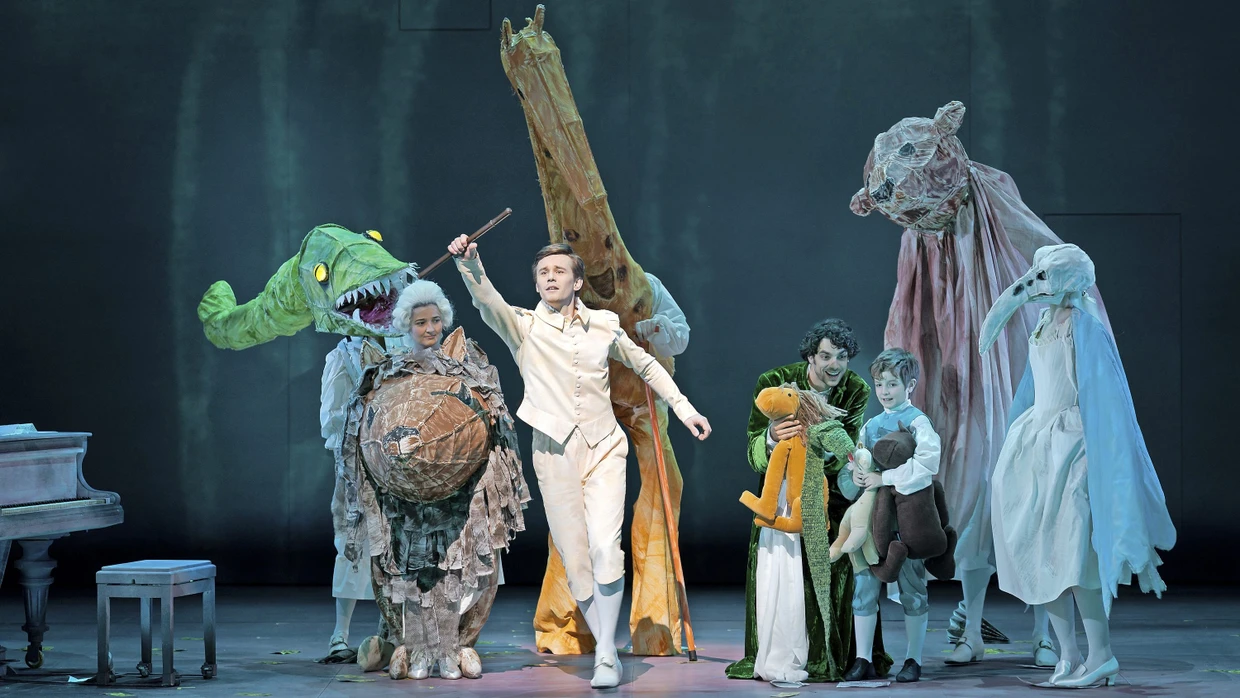 Tamino (Magnus Dietrich) stürmt mit der Flöte voran, Mozart (Vitus Denifl) und Sohn Carl Thomas folgen.