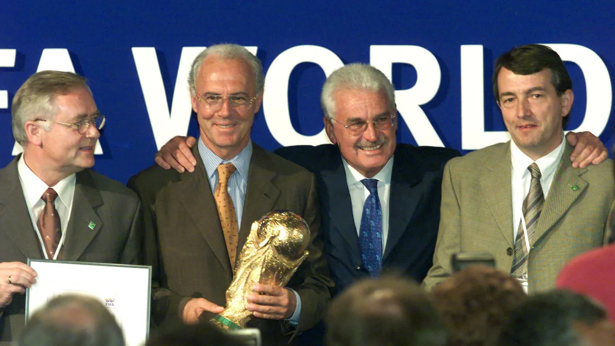 Wer wusste wann was? Franz Beckenbauer und Fedor Radmann (2.v.r.) haben Jack Warner das Angebot unterbreitet, Hort R. Schmidt (l.) erfuhr kurz danach davon. Und Wolfgang Niersbach (r.) zumindest früher als bekannt.