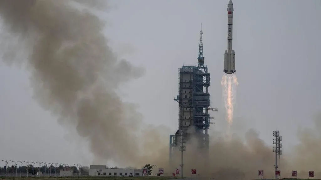 Start auf dem Weltraumbahnhof Jiuguan: Diese Rakete vom Typ Langer Marsch bringt das Raumschiff Shenzhou 16 ins Weltall.