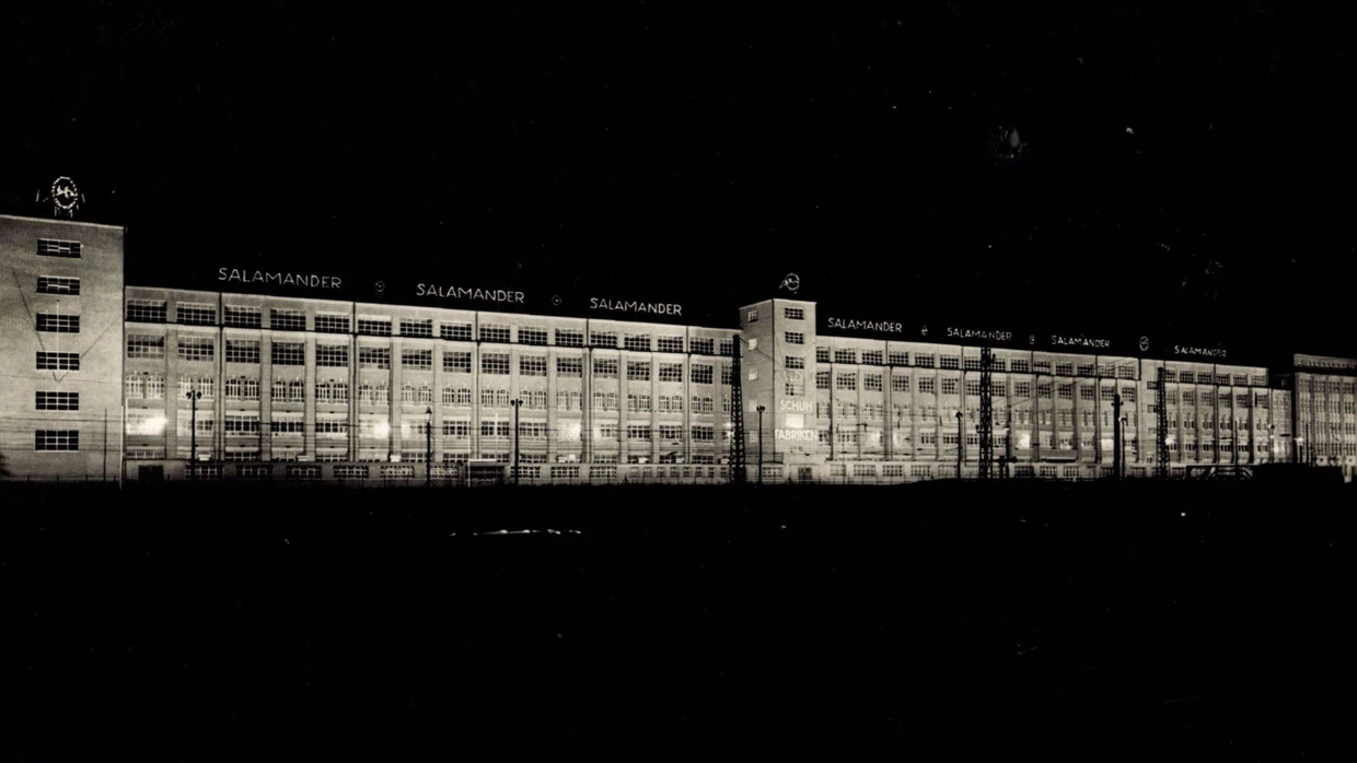 Die Schuhfabrik Salamander in Kornwestheim bei Nacht, aufgenommen etwa im Jahr 1942.