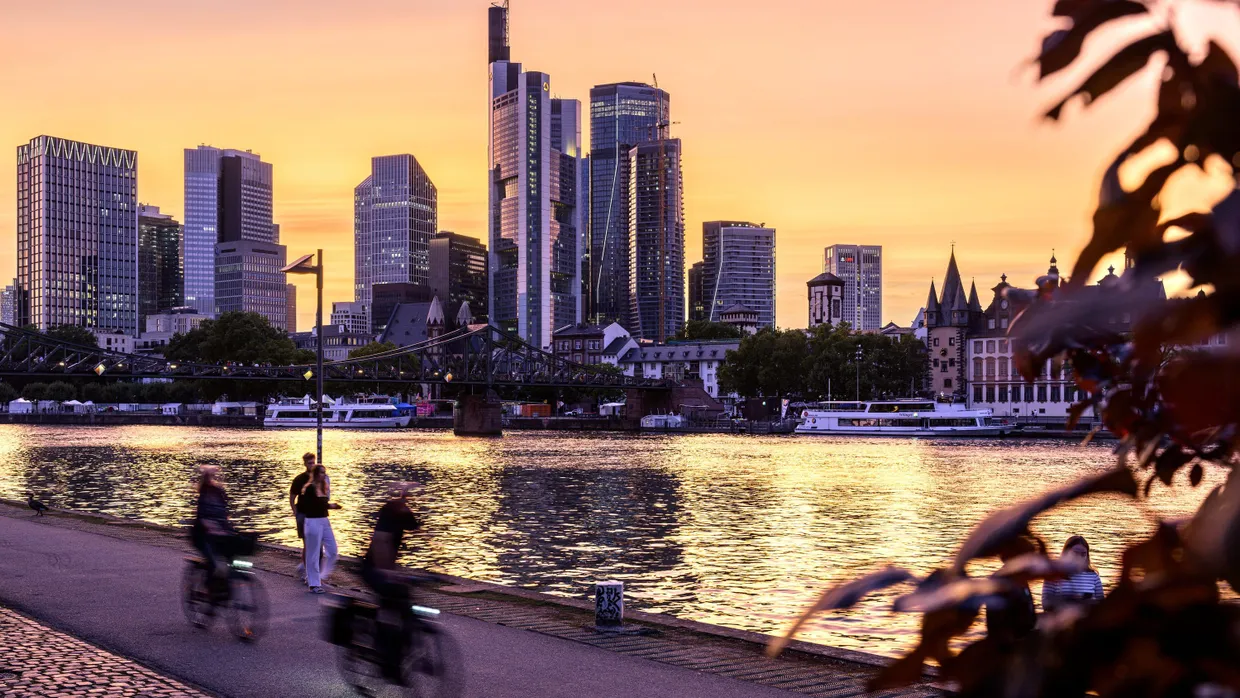 Sonnenuntergang über der Skyline der Bankenmetropole Frankfurt