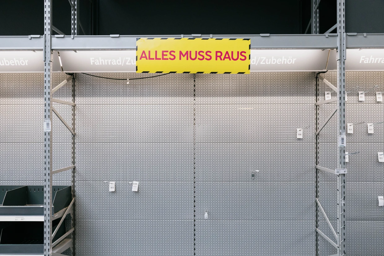 Leeres Hochregal in einem Baywa-Baumarkt