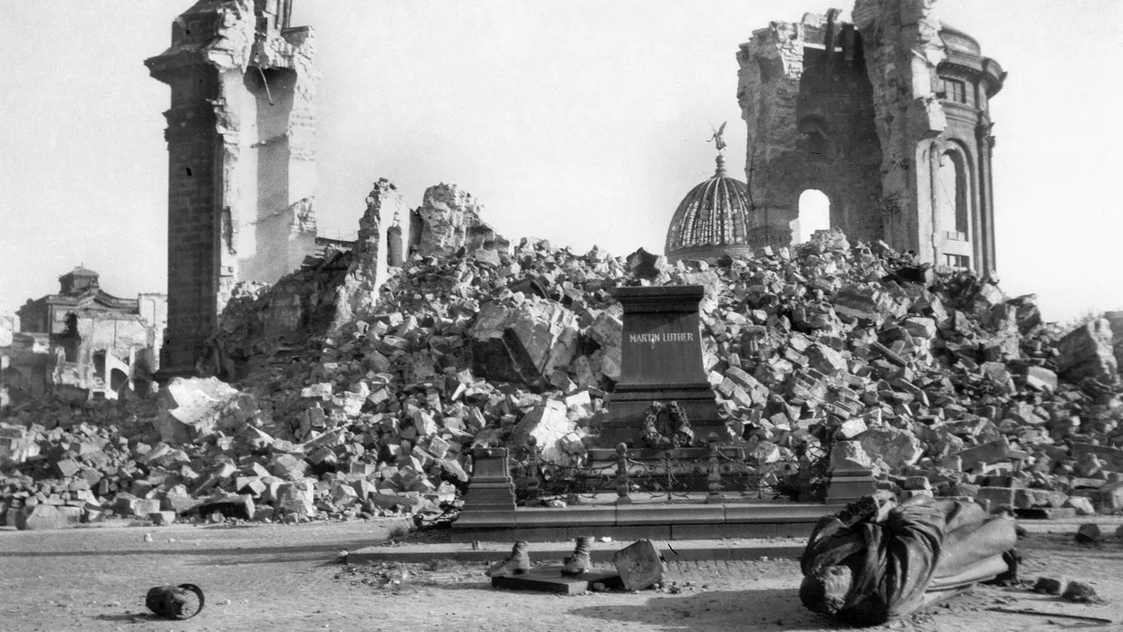 In Trümmern: Die Überreste der Dresdner Frauenkirche im Februar 1945
