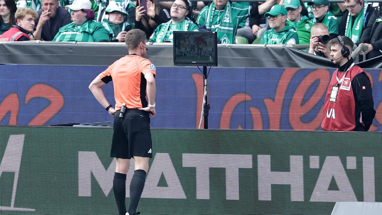Wer im deutschen Fußball über den VAR schimpft, bekommt Aufmerksamkeit.