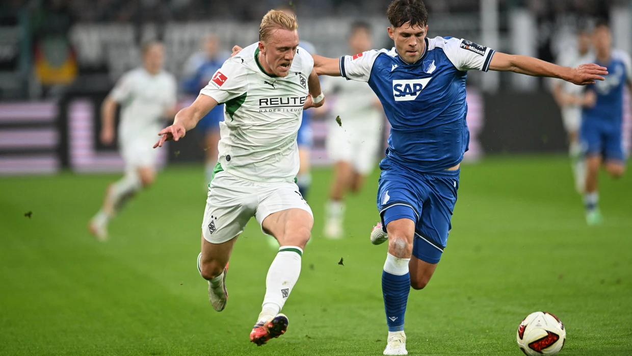 Szene aus der Partie am Sonntagabend: Der Gladbacher Isac Lidberg (links) und Hoffenheims Robin Hranáč streiten um den Ball.