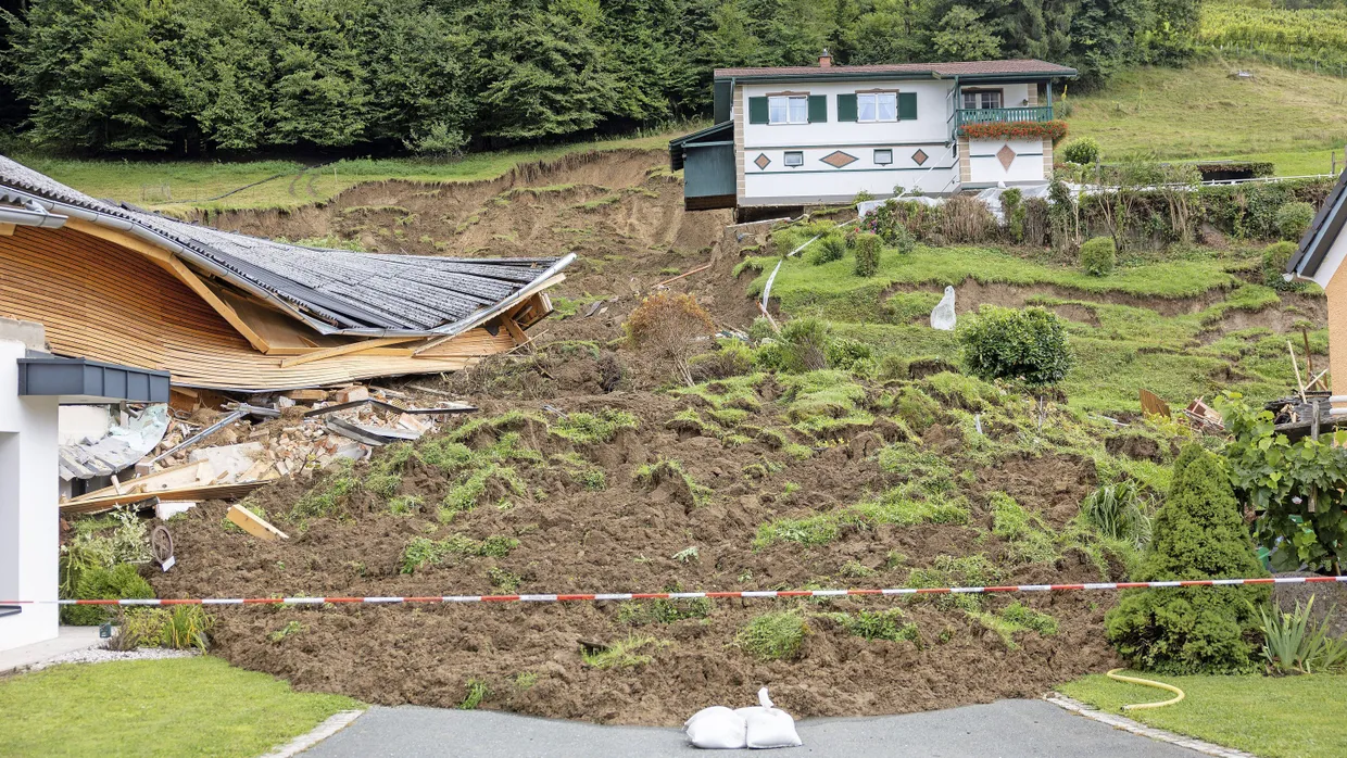 Eine Schlammlawine traf 2023 den Schweizer Ort Sankt Johann und beschädigte mehrere Häuser. Ein Haus stürzte ein.