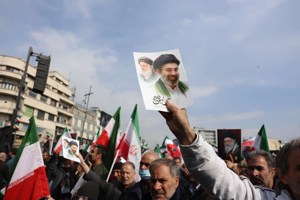 Trauermarsch für den verstorbenen Vater Ali Khamenei am Montag in Teheran