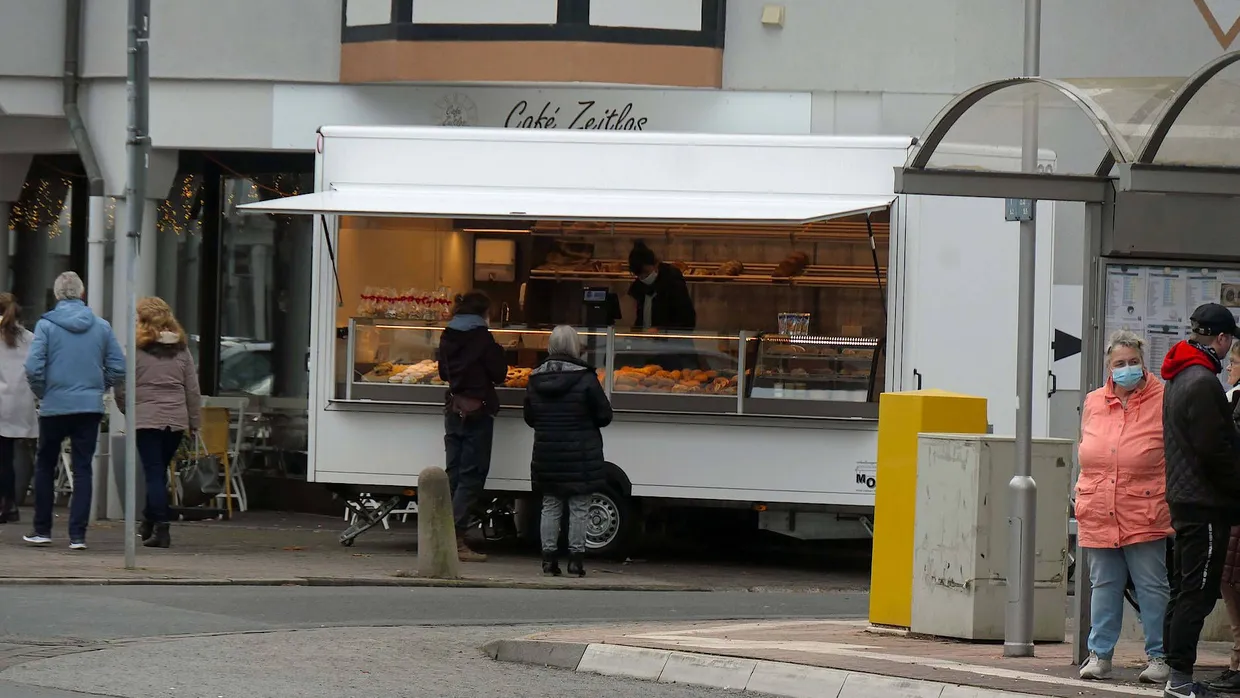 Streitfall. Der Bäcker Knierim muss seine Brote von einem Wagen aus verkaufen, da die Behörden das Café Zeitlos in Erbach geschlossen haben. Das hat Folgen für den Rathauschef