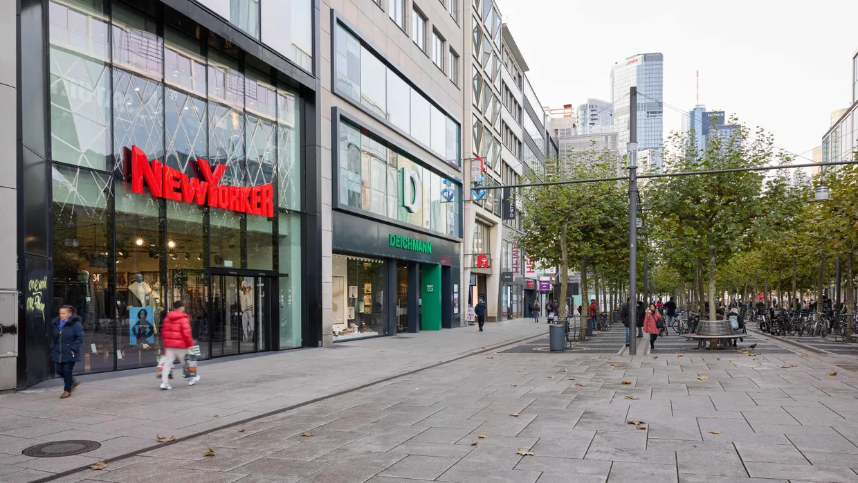 Ändert nachts ihr Gesicht: Einkaufsstraße Zeil in Frankfurt