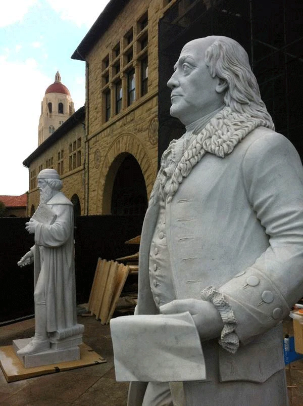 Von den vier Statuen, die auf den zentralen Innenhof von Stanford hinabblicken, zeigen zwei Deutsche: Johannes Gutenberg und Alexander von Humboldt. Die seit 1949 vermissten Standbilder von Gutenberg und Benjamin Franklin wurden 2013 von Oleg Lobykin neu geschaffen.