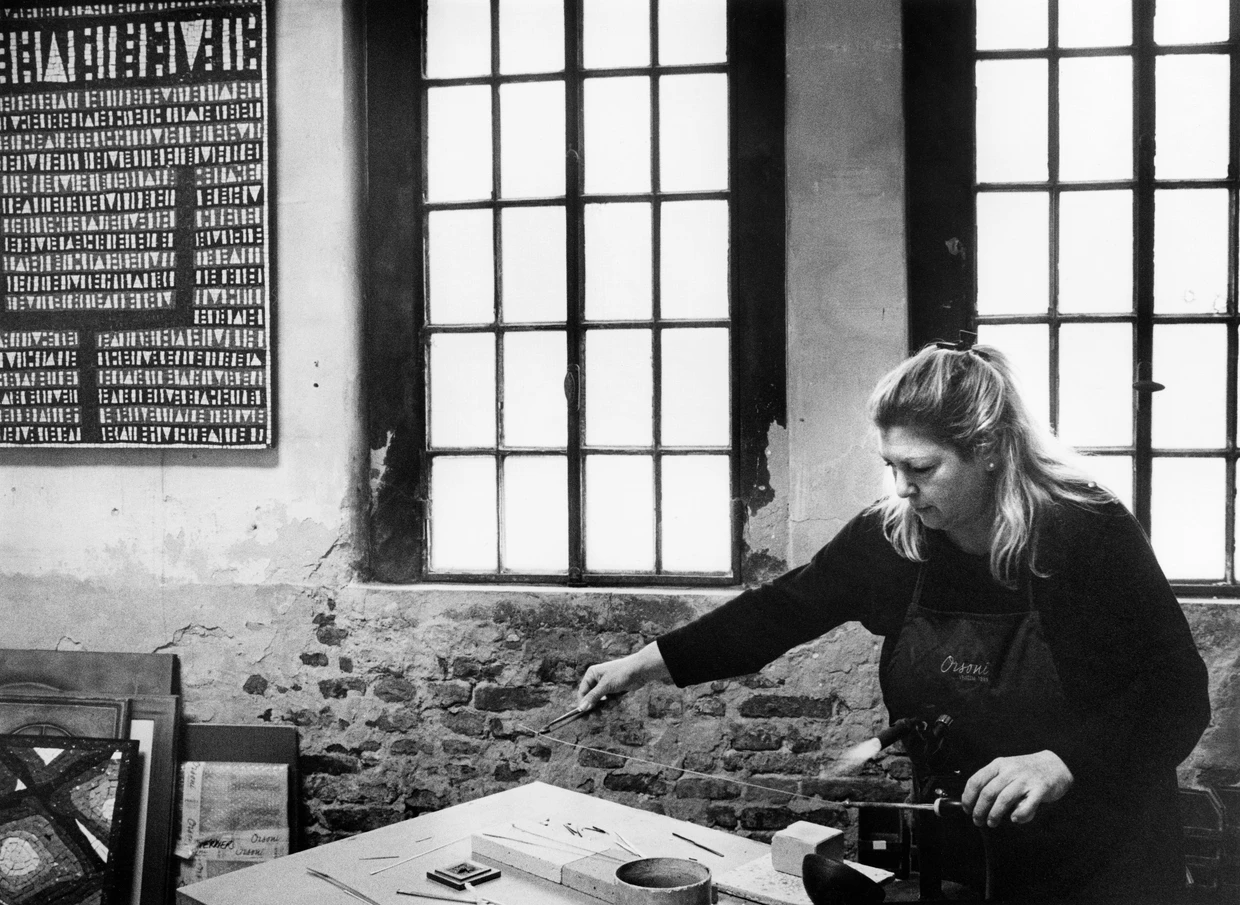 Mosaikgestalterin Antonella Gallenda zieht aus langen Glasstangen feinste Fäden für Mikromosaik.