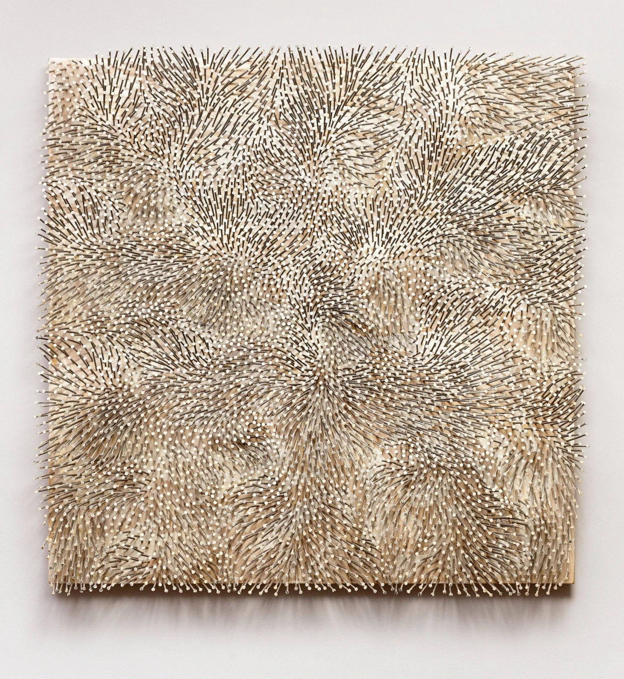 „Weißer Wind“: 1986 von Günther Uecker genageltes Relief mit weiße Farbe auf Leinwand auf Holz, 150 mal 150 Zentimeter, Taxe 800.000 bis 1,2 Millionen Euro