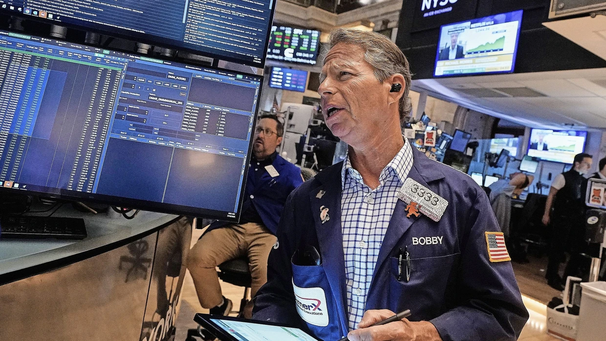 Ein Börsenhändler in New York hält Ausschau.