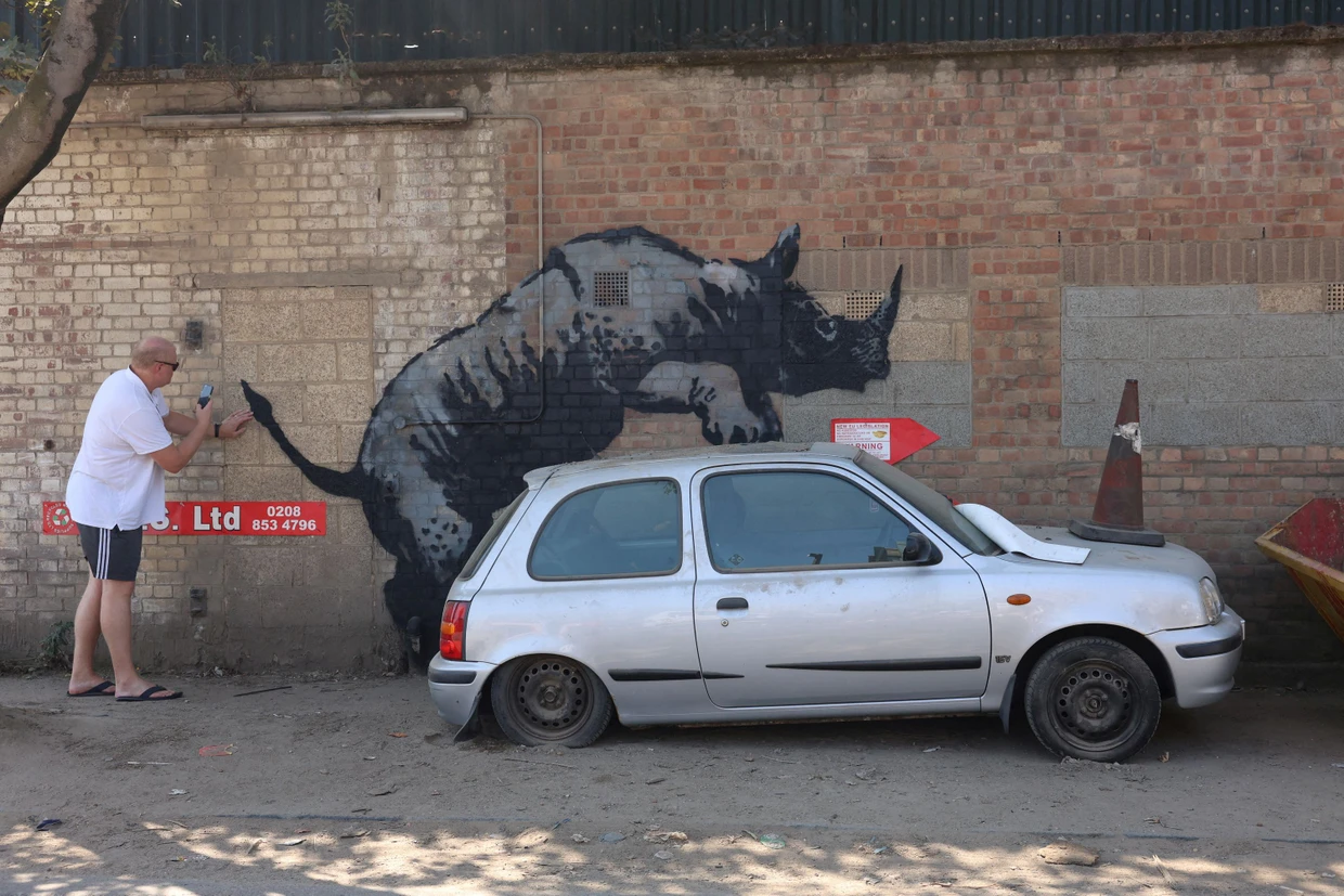 Teil einer Serie von Wandbildern mit Tieren in London: Banksys umtriebiges Nashorn