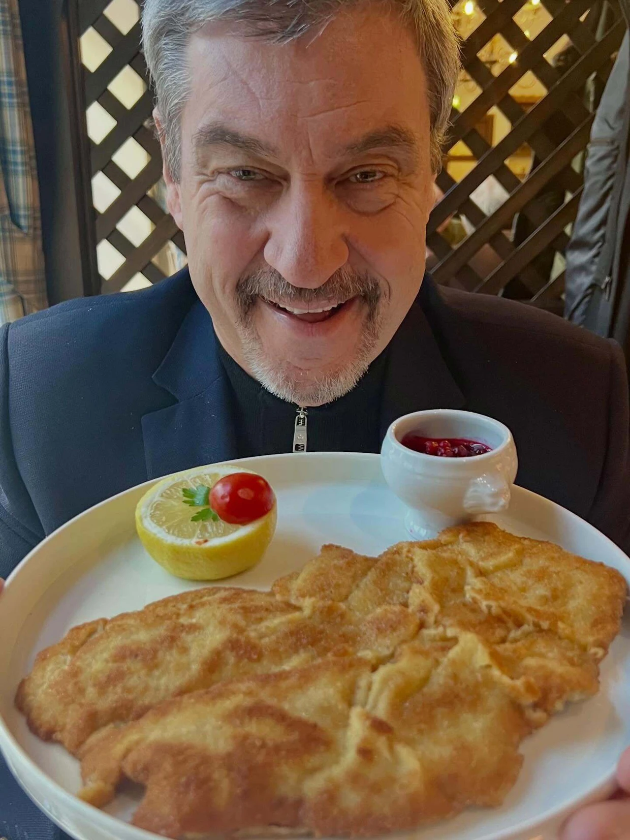 Mit Schnitzel: Söder postet gern Essensbilder in den sozialen Medien.