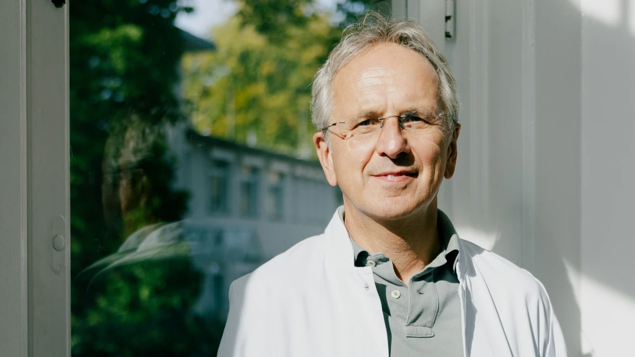 Prof. Dr. med. Andreas Michalsen arbeitet als Internist, Ernährungsmediziner und Fastenarzt in Berlin.
