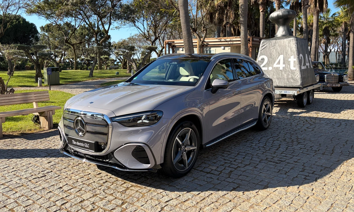 5: N wie Nutzwert im Glitzerkleid. Der Mercedes GLC findet Anhänger.