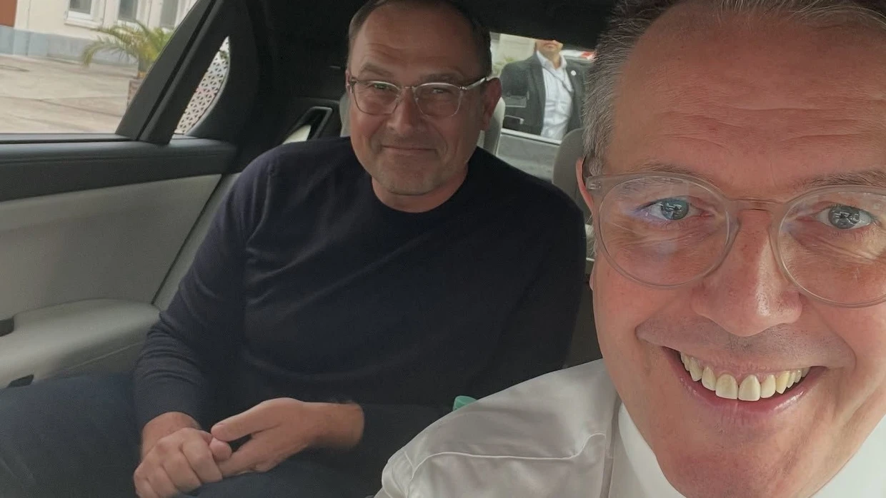 An seinem letzten Arbeitstag wurde der Chauffeur Michael Schaust von seinem bisherigen Chef, dem rheinland-pfälzischen Ministerpräsidenten Alexander Schweitzer, nach Hause gefahren.