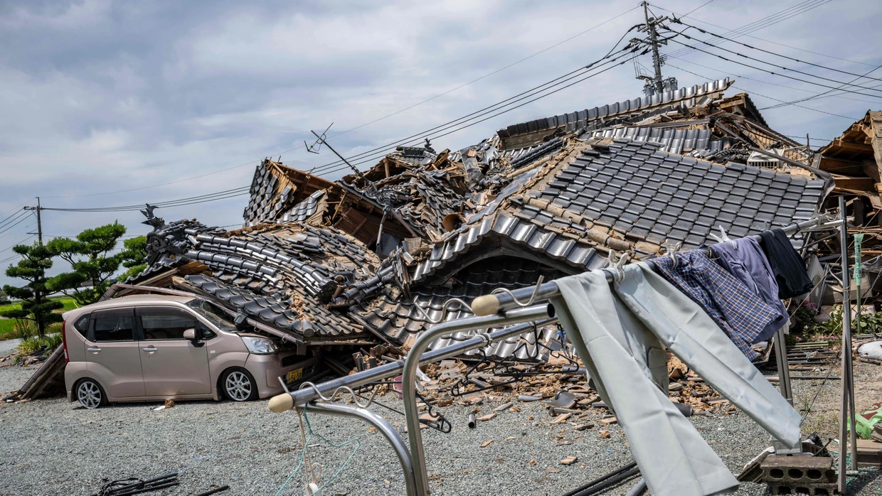 Ein zusammengestürztes Haus in Hikawa in der Präfektur Kumamoto