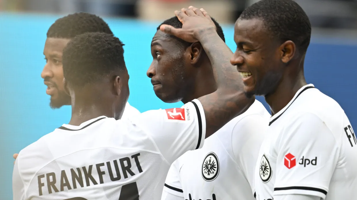 Gut gemacht: Für Frankfurts Kolo Muani (Dritter von links) gab es Lob von Buta (Zweiter von links) und den Eintracht-Kollegen.