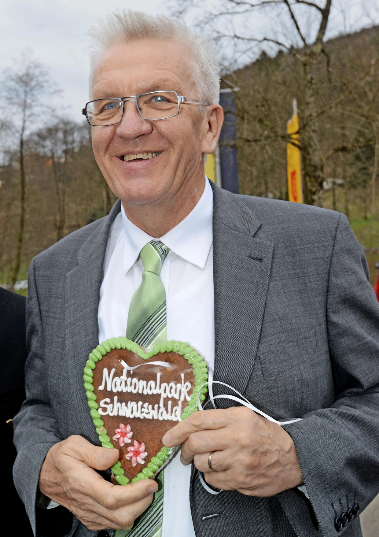 Eines seiner Herzensprojekte: Kretschmann posiert 2013 in Ottenhöfen mit einem „Nationalpark Schwarzwald“-Lebkuchenherz.