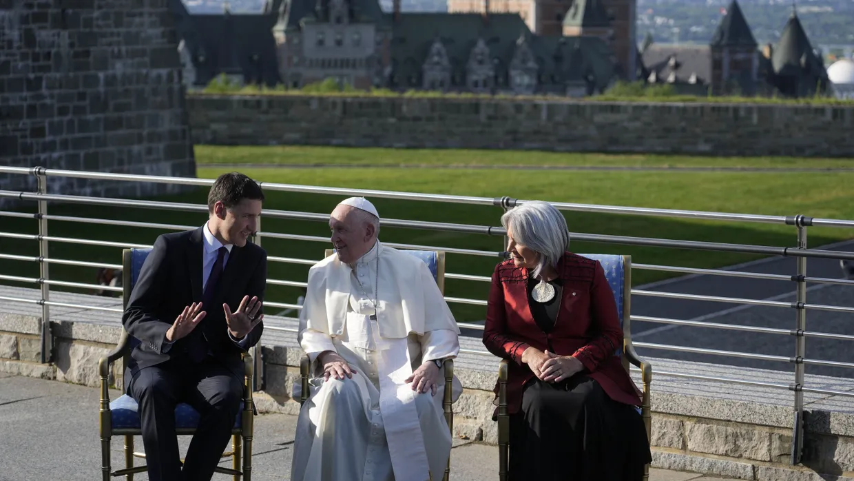 Papst Franziskus mit dem kanadischen Premierminister Justin Trudeau (links) und Generalgouverneurin Mary Simon (rechts) an der Zitadelle von Quebec.