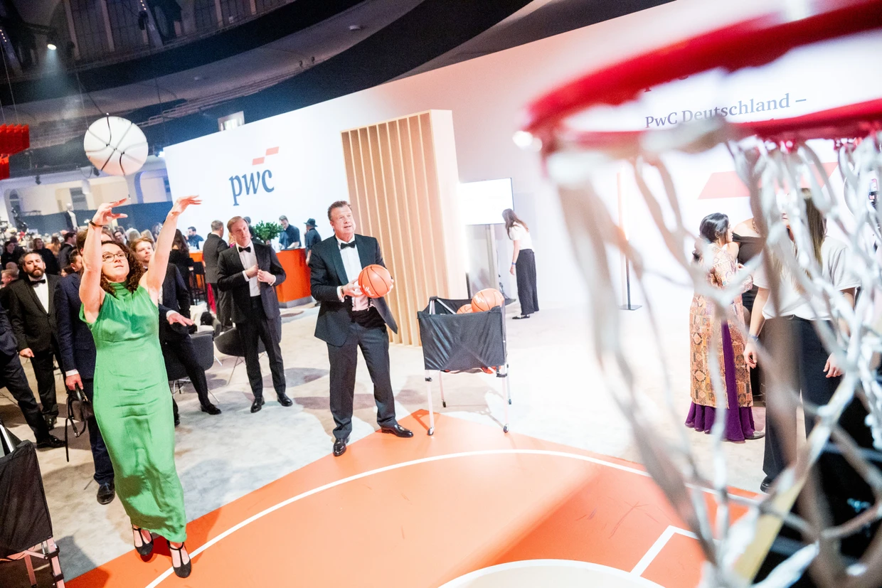 Ballspiel beim Ball: Im Basketball war ein Vier-gewinnt-Spiel mögich.