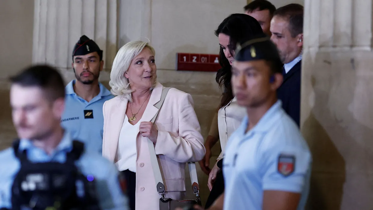 Le Pen verlässt den Pariser Justizpalast auf der Île de la Cité, wo das Urteil im Berufungsprozess um die Veruntreuung von Geldern des Europaparlaments verkündet wurde.