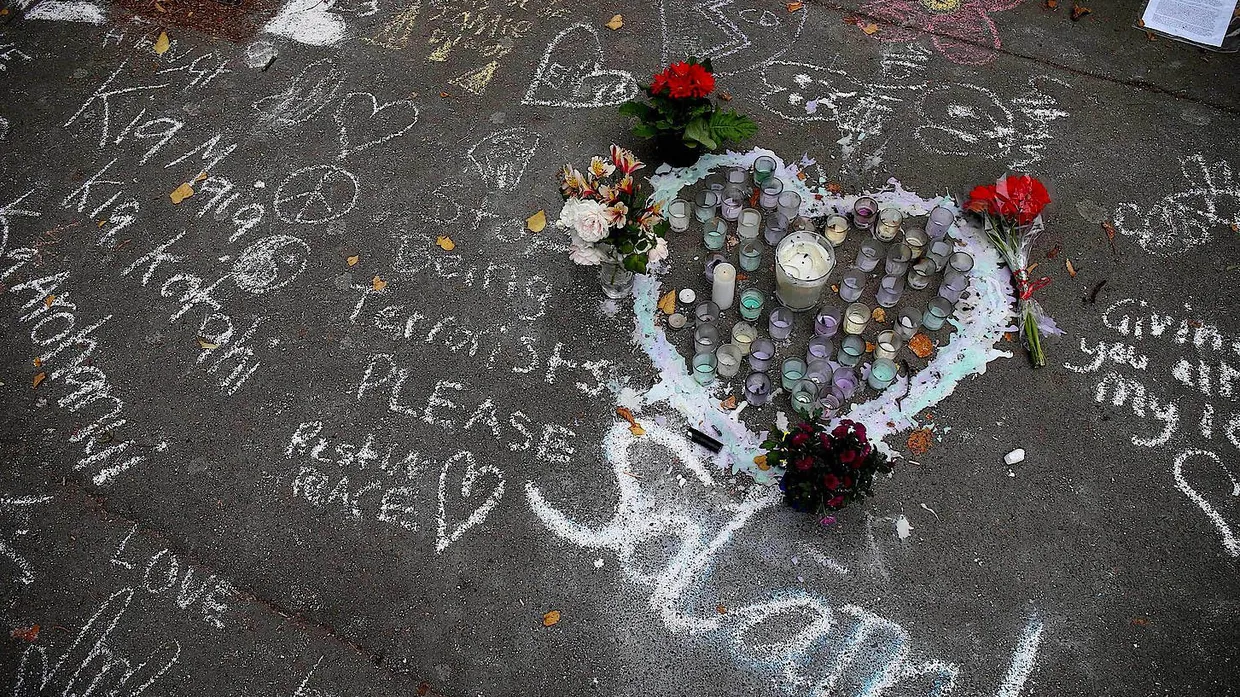 Menschen in Christchurch drücken ihre Anteilnahme mit Botschaften auf der Straße aus.