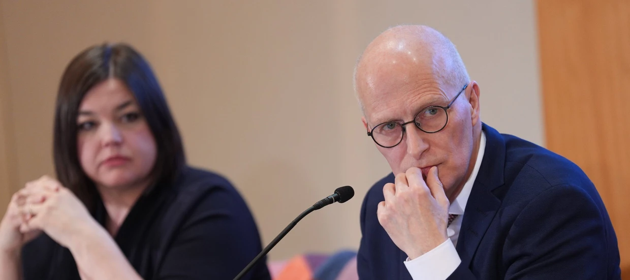 Bürgermeister Peter Tschentscher (SPD) und Umweltsenatorin Katharina Fegebank (Grüne) bei der Vorstellung des Zwischenberichts im Januar