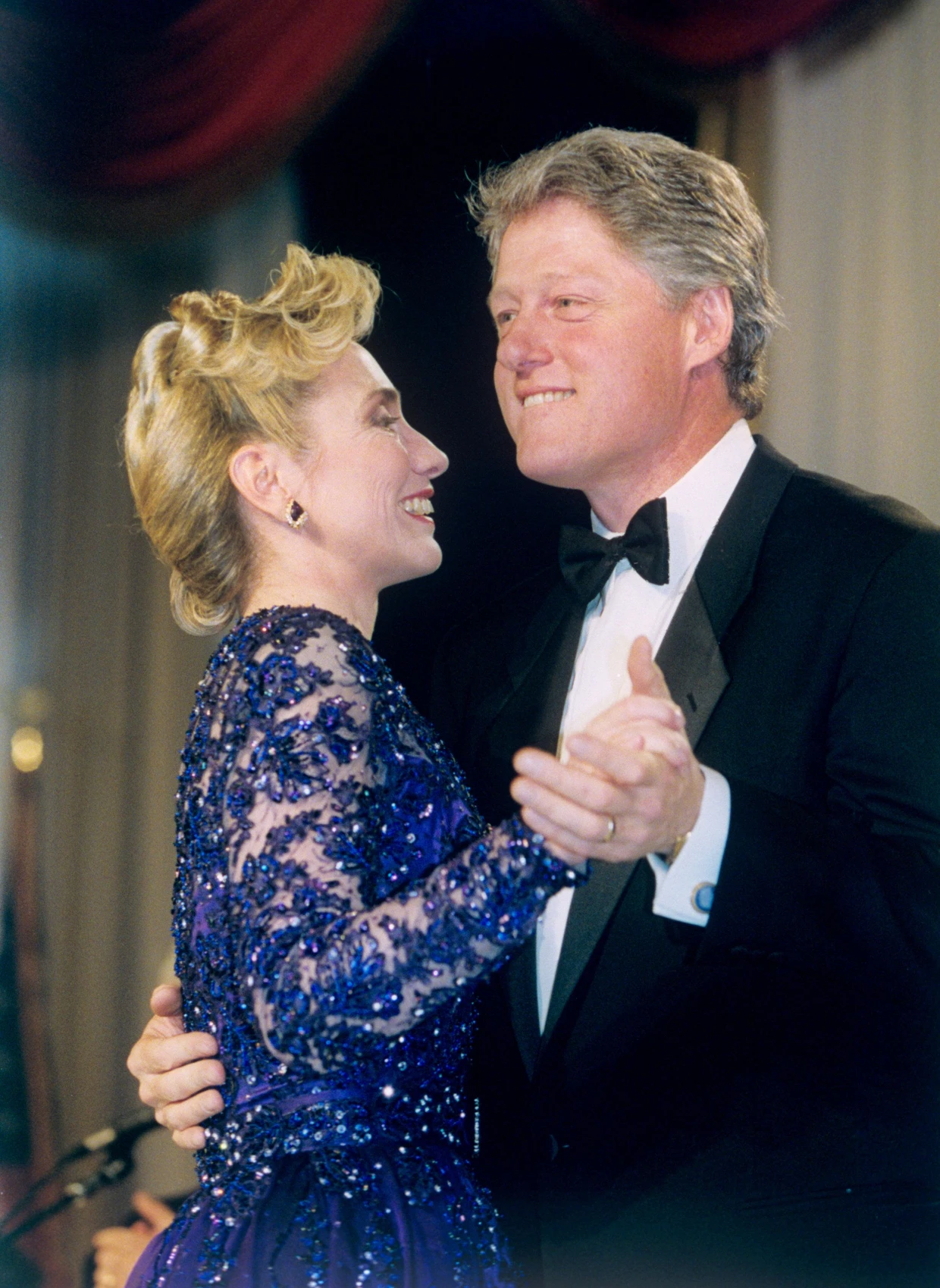 Bill und Hillary Clinton tanzen am Abend seiner Amtseinführung im Januar 1993 miteinander.
