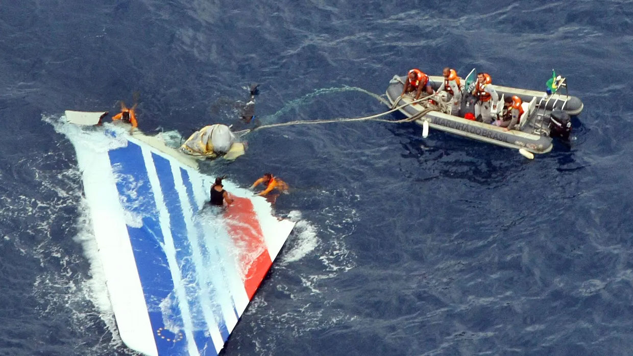 Aufnahme vom 8. Juni 2009: Taucher entdecken das Heck des abgestürzten Flugzeugs im Atlantischen Ozean.