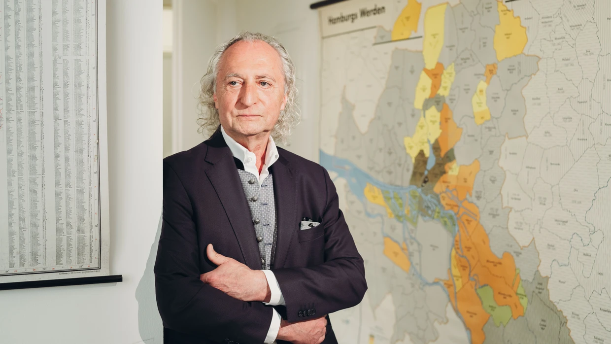 Erbenermittler Bernd Clasen in seinem Büro am Schloßmühlendamm in Hamburg