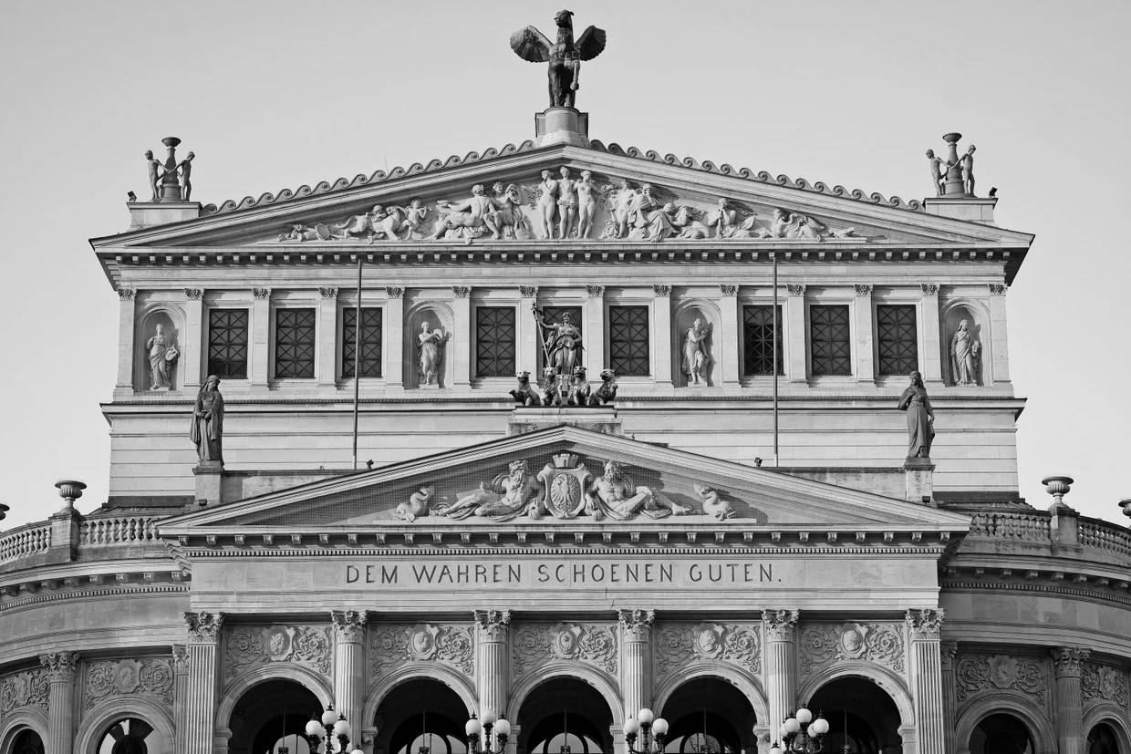  Blick auf die Widmungsinschrift an der Fassade der Alten Oper in Frankfurt am Main.