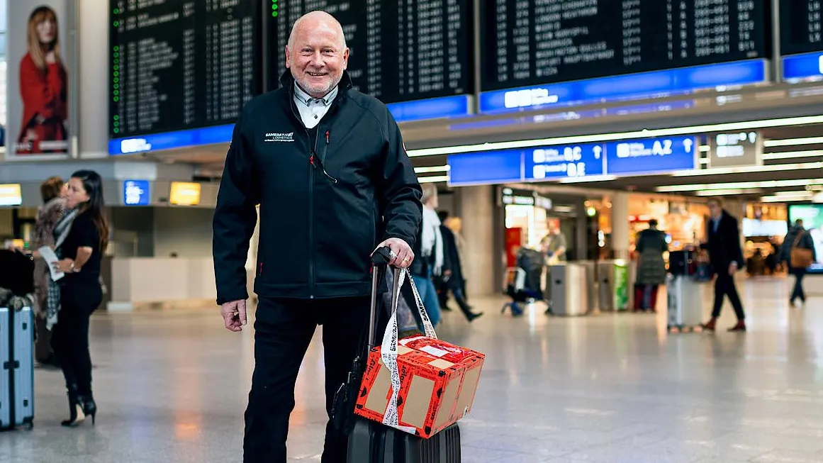 Abflugbereit: Kurt Linnert bringt regelmäßig große und kleine Waren besonders schnell zu wartenden Kunden in aller Welt.