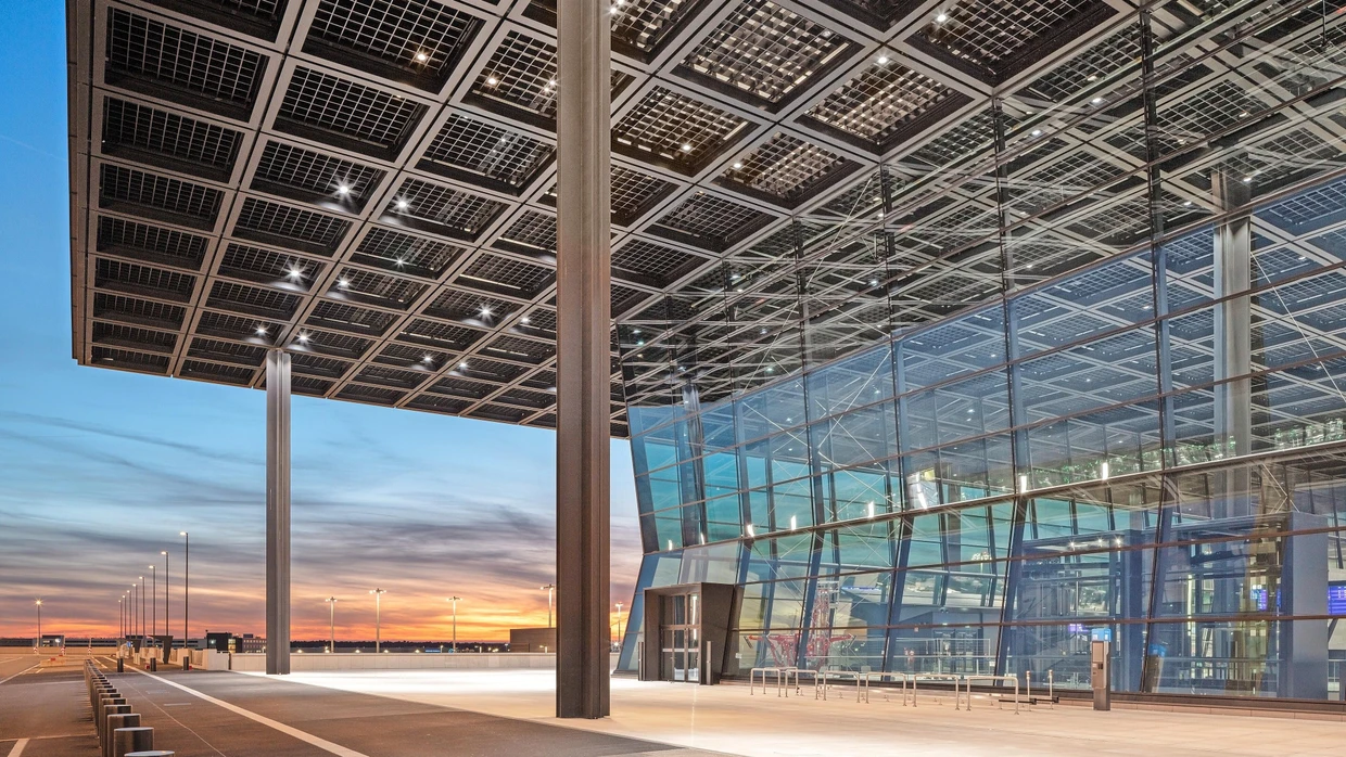 Im International Style fühlt man sich doch gleich überall zu Hause: die Hauptfassade des neuen Terminals 3 des Frankfurter Flughafens