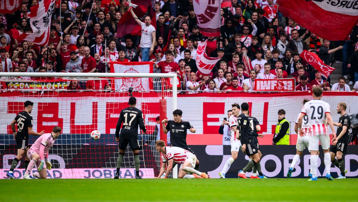 Irr Neuer statt Air Neuer: Der Bayern-Kapitän (links am Bildrand) legt den Ball vor Hölers Füße.